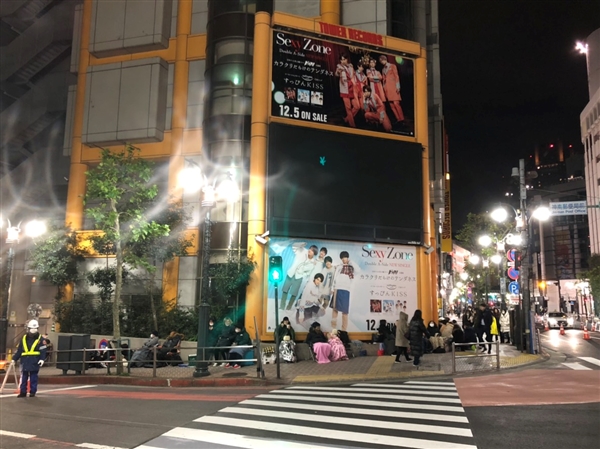 渋谷タワレコにてUNBの並び代行、DVD購入代行